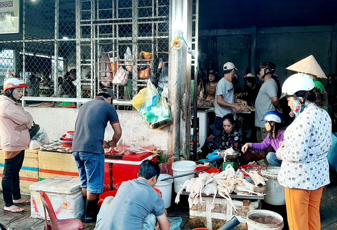 Chen chân mua gà cúng mùng 3 Tết - ảnh 2