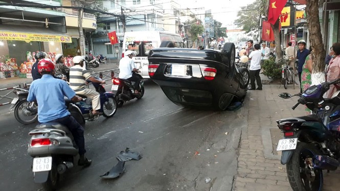 Xe ô tô 4 chỗ lật nhào, tài xế và hành khách đập cửa thoát thân - ảnh 1