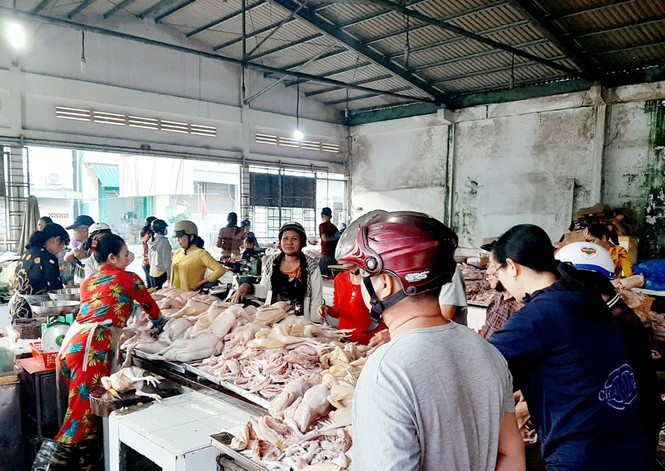 Chen chân mua gà cúng mùng 3 Tết - ảnh 1