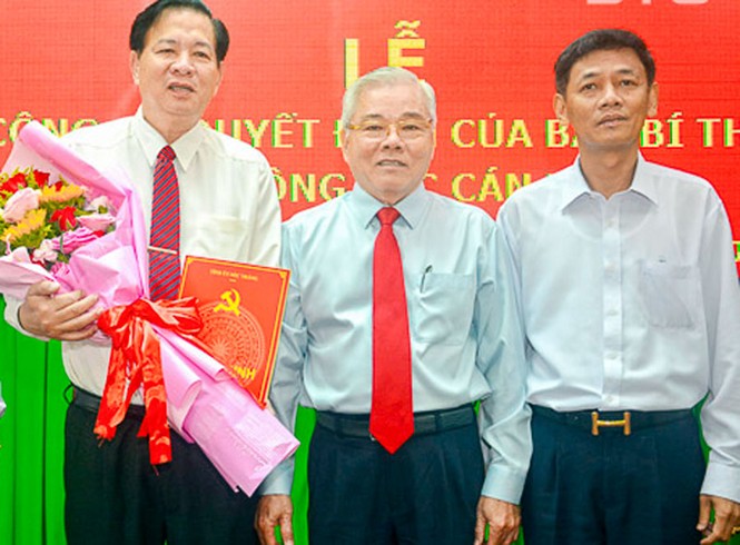 Ngày 31/1, Ban Thường vụ Tỉnh uỷ tổ chức Hội nghị Ban chấp hành Đảng bộ tỉnh bất thường để công bố quyết định của Ban bí thư về công tác cán bộ. Theo đó, ông Phan Văn Sáu - Bí thư Tỉnh ủy Sóc Trăng trao quyết định của Ban Bí thư về việc cho ông Huỳnh Vă - ảnh 1