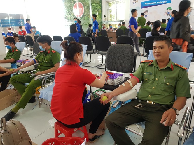 Cần Thơ: 5.000 khẩu trang y tế được phát miễn phí tại ngày hội Chủ nhật Đỏ - ảnh 3