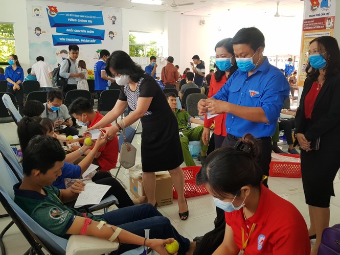 Cần Thơ: 5.000 khẩu trang y tế được phát miễn phí tại ngày hội Chủ nhật Đỏ - ảnh 7