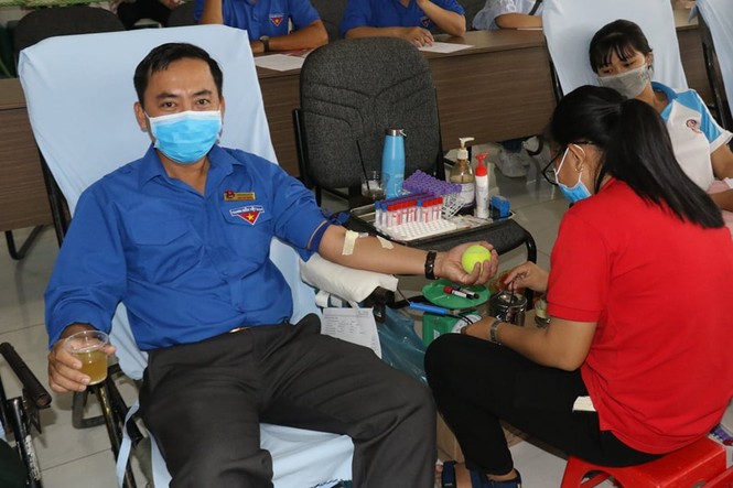 Cần Thơ: 5.000 khẩu trang y tế được phát miễn phí tại ngày hội Chủ nhật Đỏ - ảnh 8
