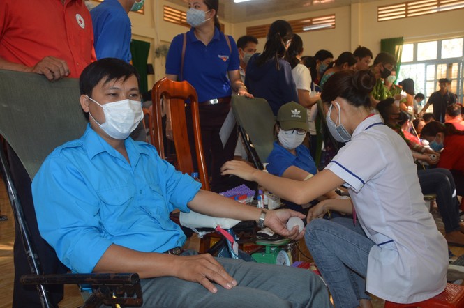 Lan toả phong trào hiến máu tình nguyện trên vùng đất cù lao - ảnh 1