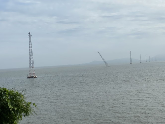 Trụ điện cao thế vượt biển ở Kiên Giang bị đổ nghiêng - ảnh 1