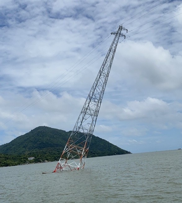 Trụ điện cao thế vượt biển ở Kiên Giang bị đổ nghiêng - ảnh 2