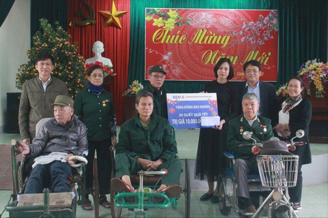 Nhà tài trợ và báo Tiền Phong tặng quà tết 10 trung tâm điều dưỡng thương binh - ảnh 1
