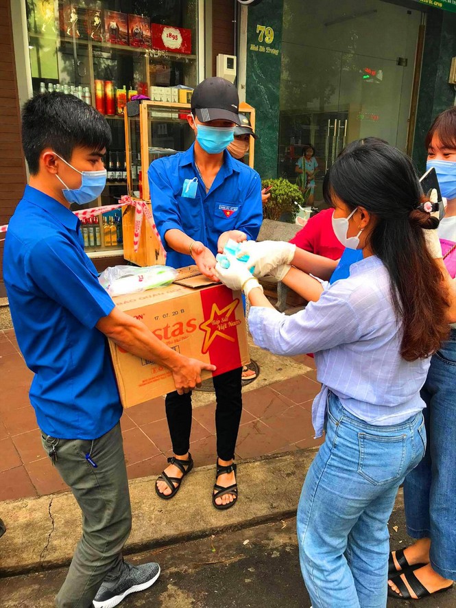 Những 'chiến binh áo xanh' trong tâm dịch Đắk Lắk - ảnh 1