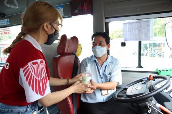 Sinh viên TP.HCM tặng 1000 chai nước rửa tay sát khuẩn - ảnh 1