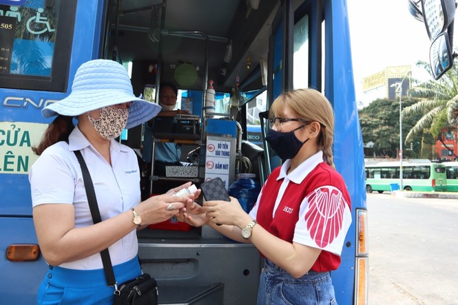 Sinh viên TP.HCM tặng 1000 chai nước rửa tay sát khuẩn - ảnh 2
