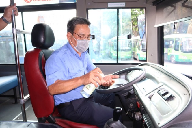 Sinh viên TP.HCM tặng 1000 chai nước rửa tay sát khuẩn - ảnh 3