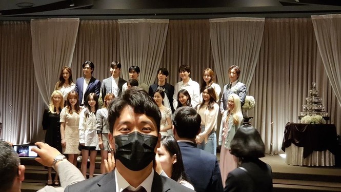 SNSD hội tụ gần đủ thành viên hát mừng ngày vui của anh quản lý khiến SONE