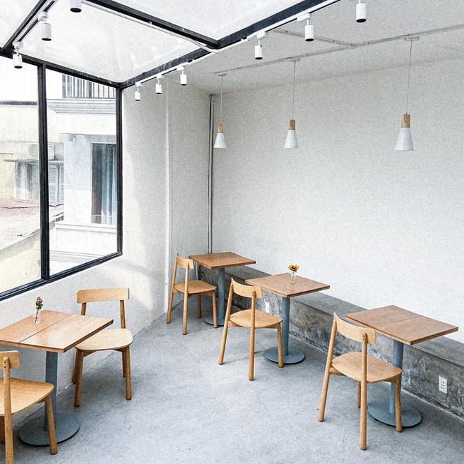 Ngất ngây với những thiên đường café “trắng tinh” và “đen tuyền” ở Sài Gòn - ảnh 1