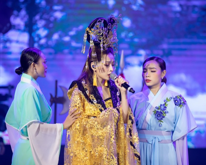 Sau sự cố vỡ nốt, Chi Pu mang hẳn MV “Cung Đàn Vỡ Đôi” lên sân khấu - ảnh 5