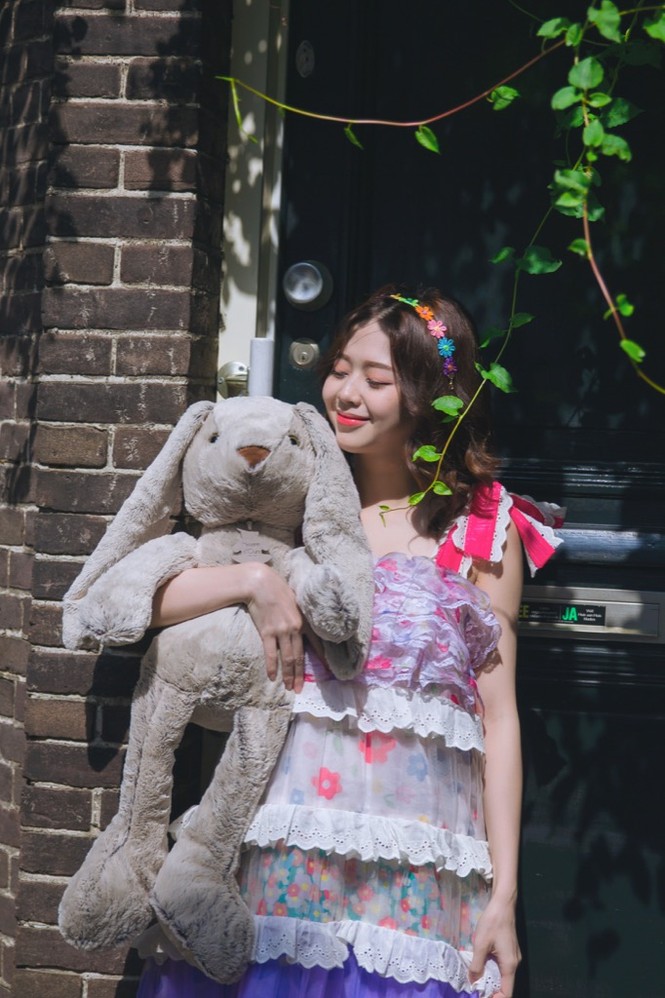 Liz Kim Cương kéo vali đi hết Châu Âu trong MV mới, tiếp tục kết hợp với Trịnh Thăng Bình - ảnh 4