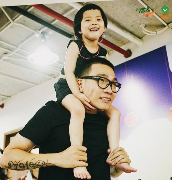 Không còn là “Lão Đại” lạnh lùng, Wowy cực đáng yêu cùng vui Tết Trung thu bên các em nhỏ - ảnh 2