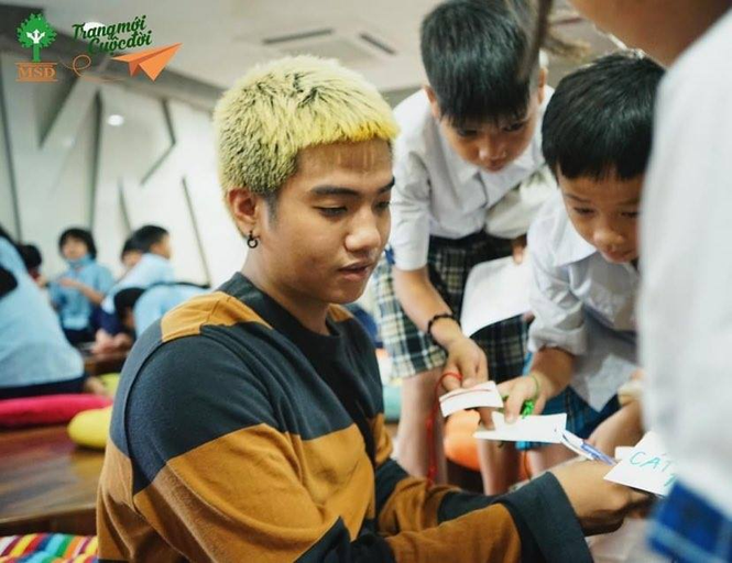 Không còn là “Lão Đại” lạnh lùng, Wowy cực đáng yêu cùng vui Tết Trung thu bên các em nhỏ - ảnh 5