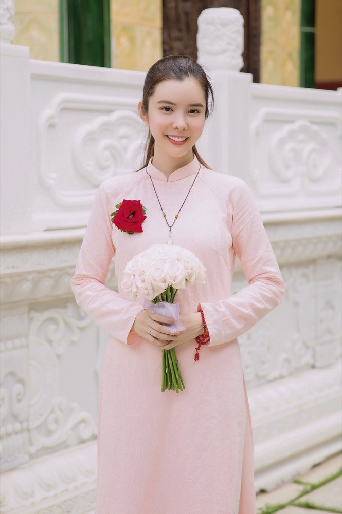 Minh Tú, Huỳnh Vy quyên góp tiền, Trà Ngọc Hằng, Võ Cảnh về miền Trung cứu trợ đồng bào - ảnh 2