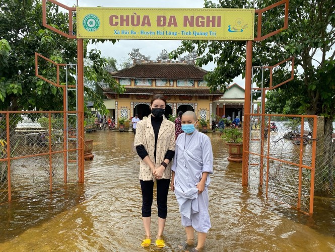 Minh Tú, Huỳnh Vy quyên góp tiền, Trà Ngọc Hằng, Võ Cảnh về miền Trung cứu trợ đồng bào - ảnh 4