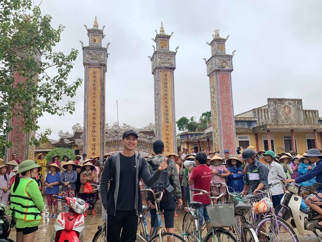 Minh Tú, Huỳnh Vy quyên góp tiền, Trà Ngọc Hằng, Võ Cảnh về miền Trung cứu trợ đồng bào - ảnh 5