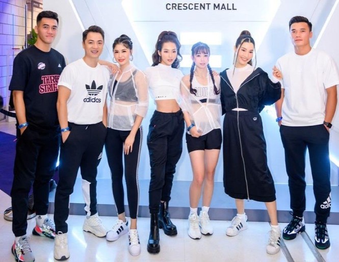 Karik diện đồ thể thao tông trắng - đen cực chất, trình diễn loạt hit tại sự kiện - ảnh 1