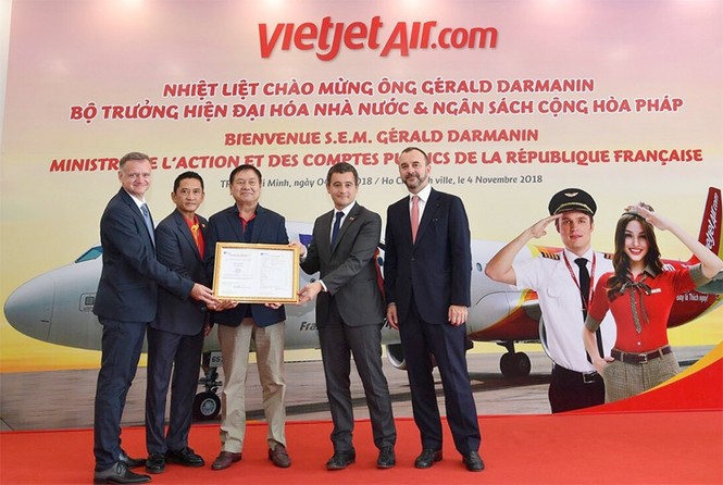 Bộ trưởng Pháp trải nghiệm buồng mô phỏng tàu bay của Vietjet - ảnh 1