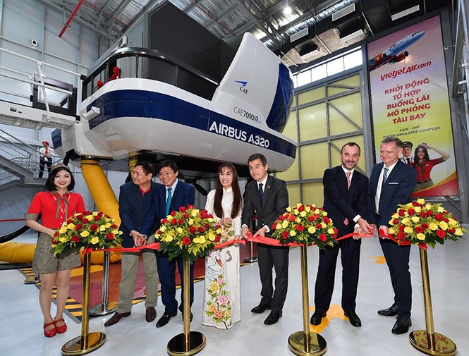 Bộ trưởng Pháp trải nghiệm buồng mô phỏng tàu bay của Vietjet - ảnh 4
