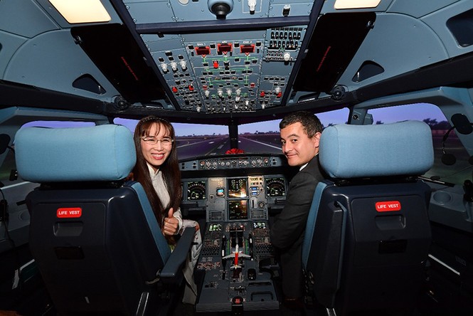 Bộ trưởng Pháp trải nghiệm buồng mô phỏng tàu bay của Vietjet - ảnh 6