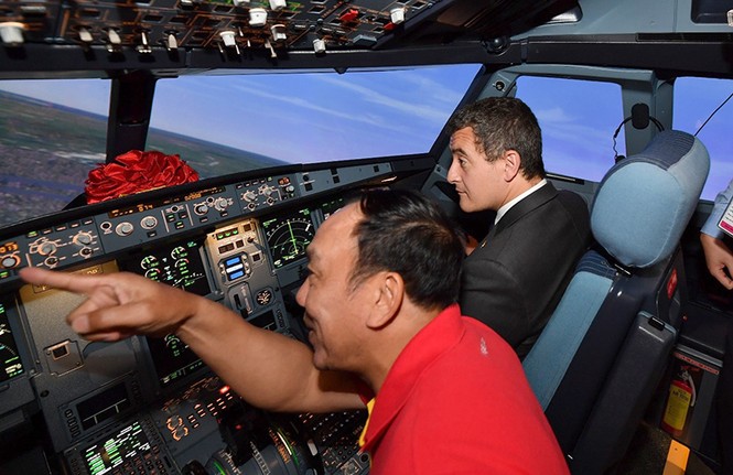Bộ trưởng Pháp trải nghiệm buồng mô phỏng tàu bay của Vietjet - ảnh 7