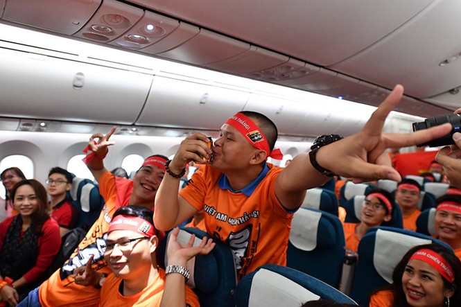 Cổ động viên lên đường tiếp sức đội tuyển Việt Nam trận cuối vòng bảng - ảnh 8