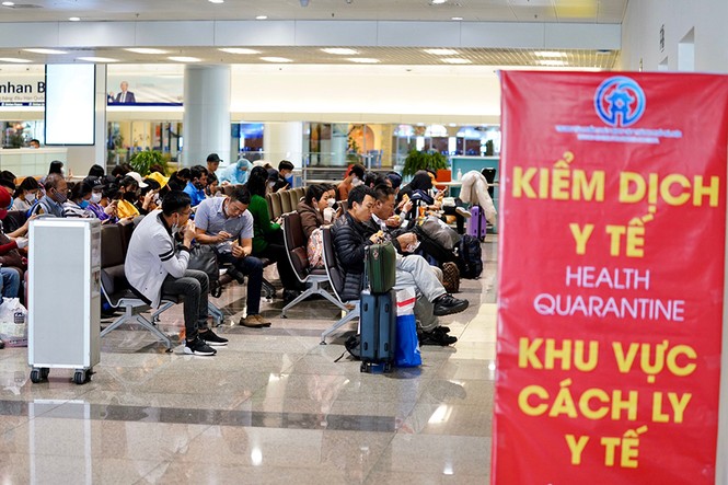 Tăng cường sinh viên y khoa ra sân bay lấy mẫu xét nghiệm Covid-19 - ảnh 1