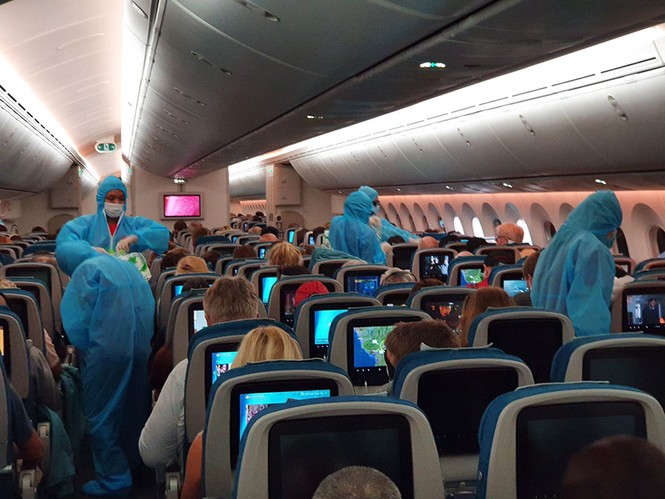 Vietnam Airlines đưa hàng viện trợ của Việt Nam và công dân châu Âu hồi hương - ảnh 1