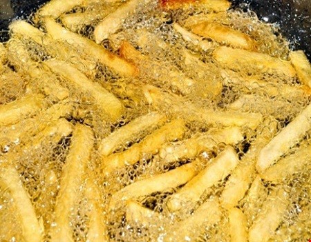 Khi bị ho, bạn nên tránh ăn các loại thức ăn chiên vì nó có thể khiến tình trạng của bạn tồi tệ hơn. (Hình minh họa)