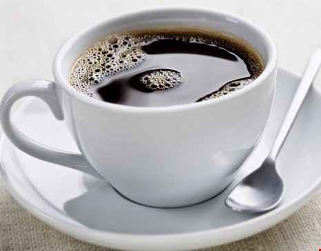 Khi bị ho, nếu uống nhiều thức uống có caffein sẽ khiến cổ họng bị khô dẫn đến ho nhiều hơn. (Hình minh họa)