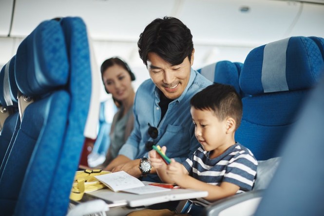 Những điều cần biết để trẻ được an toàn khi đi máy bay - ảnh 1
