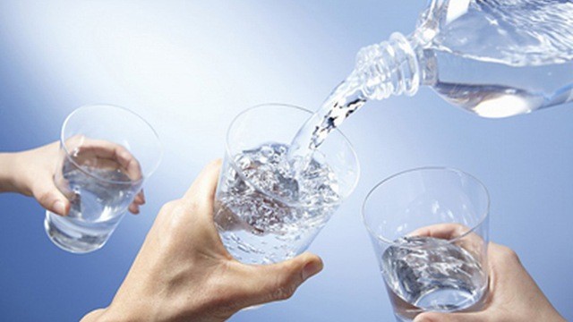 Nắng nóng uống nước kiểu này cực kỳ hại sức khỏe - ảnh 2