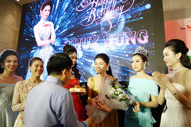 Á Hậu Thùy Dung bất ngờ khi được Ban tổ chức mừng sinh nhật - ảnh 4