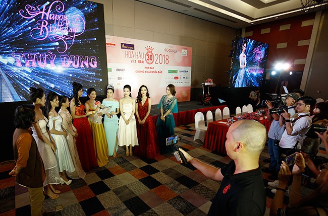 Á Hậu Thùy Dung bất ngờ khi được Ban tổ chức mừng sinh nhật - ảnh 6