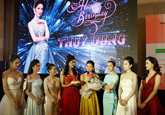 Á Hậu Thùy Dung bất ngờ khi được Ban tổ chức mừng sinh nhật - ảnh 7