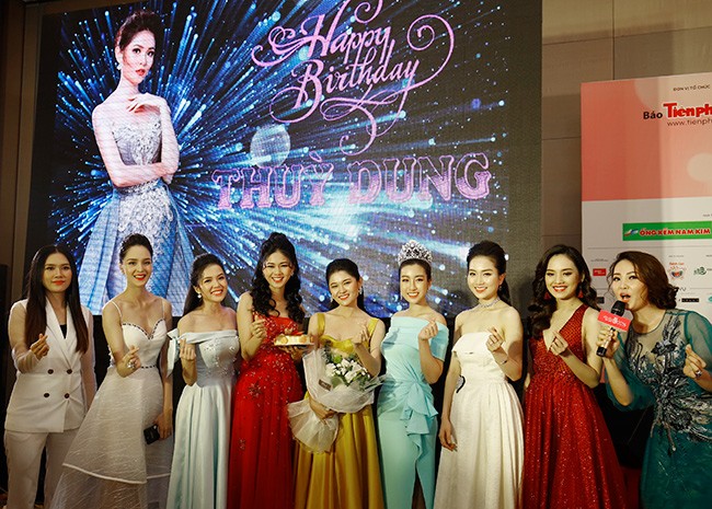 Á Hậu Thùy Dung bất ngờ khi được Ban tổ chức mừng sinh nhật - ảnh 8