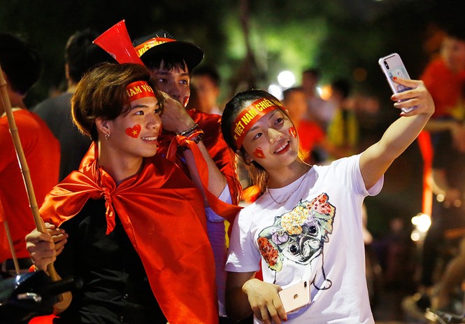 Olympic Việt Nam chiến thắng: Vỡ òa niềm vui, rực cờ chiến thắng - ảnh 3