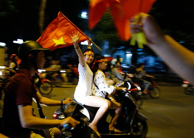 Olympic Việt Nam chiến thắng: Vỡ òa niềm vui, rực cờ chiến thắng - ảnh 9