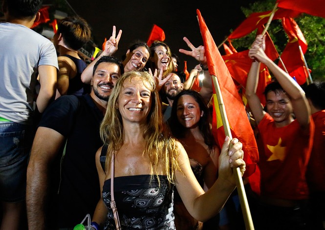Olympic Việt Nam chiến thắng: Vỡ òa niềm vui, rực cờ chiến thắng - ảnh 6
