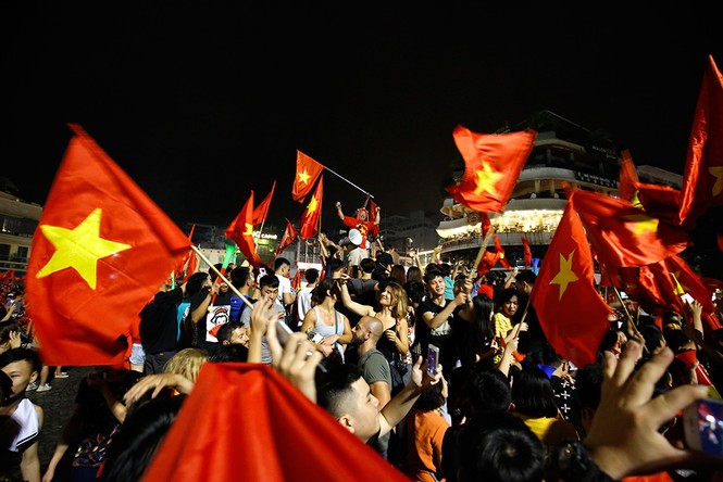 Olympic Việt Nam chiến thắng: Vỡ òa niềm vui, rực cờ chiến thắng - ảnh 5