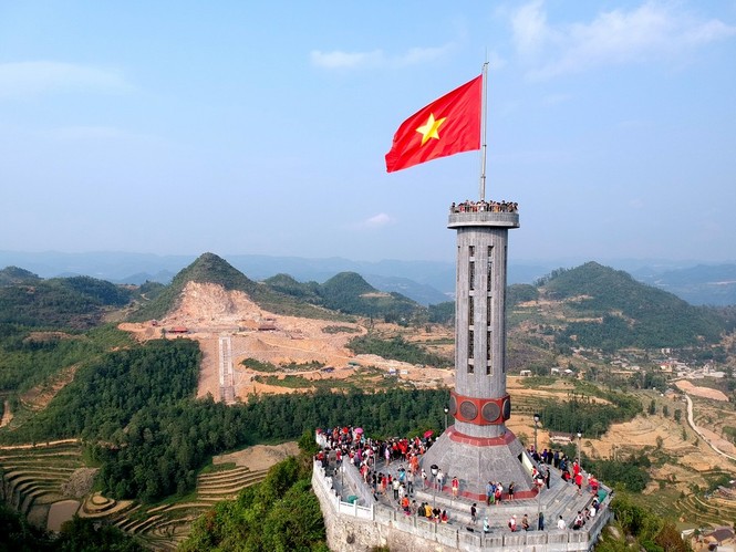 Dòng người nườm nượp lên cột cờ Lũng Cú dịp lễ 30/4-1/5 - ảnh 5