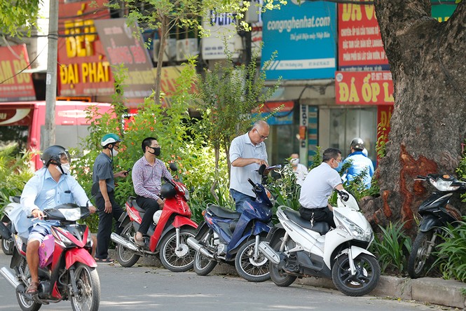Phụ huynh học sinh đứng giữa làn đường chờ con thi - ảnh 3