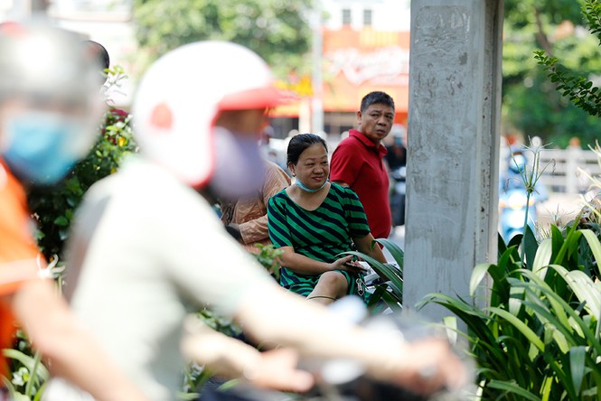 Phụ huynh học sinh đứng giữa làn đường chờ con thi - ảnh 7