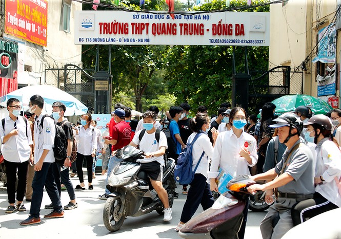 Phụ huynh học sinh đứng giữa làn đường chờ con thi - ảnh 9