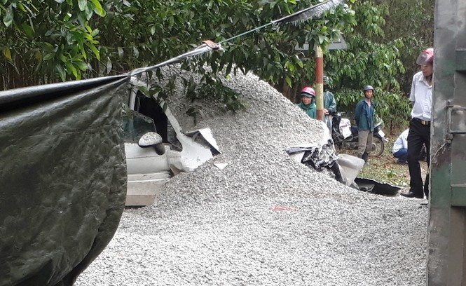 Cô dâu, chủ rể chết khiếp khi xe hoa suýt bị ô tô tải đè nát - ảnh 3
