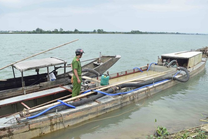 Bắt quả tang 5 đò máy ồ ạt “rút ruột” sông Hương - ảnh 2